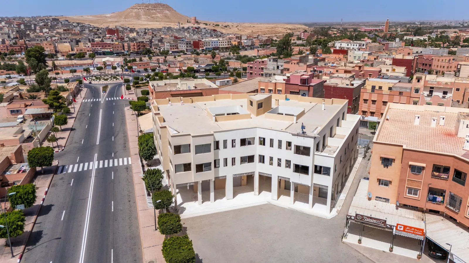 Vue aérienne du mall, du rond-point de l'Avenue Mohamed VI et de la ville de Chichaoua