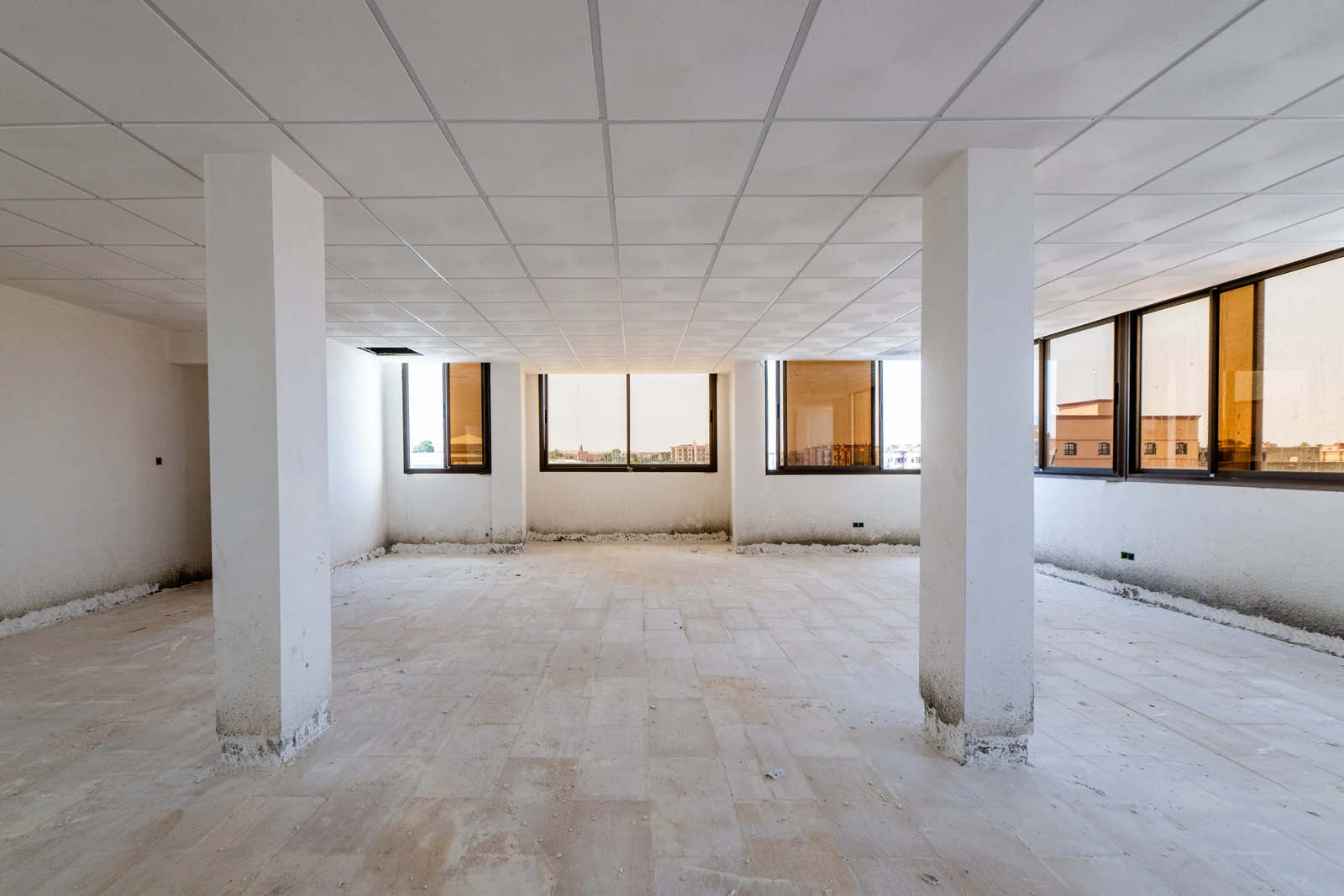 Plateau de bureau libre de cloisons, avec faux plafond et baies vitrées